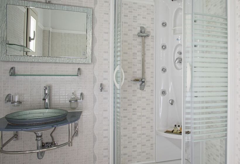 이코노미 룸, Contaratos Beach