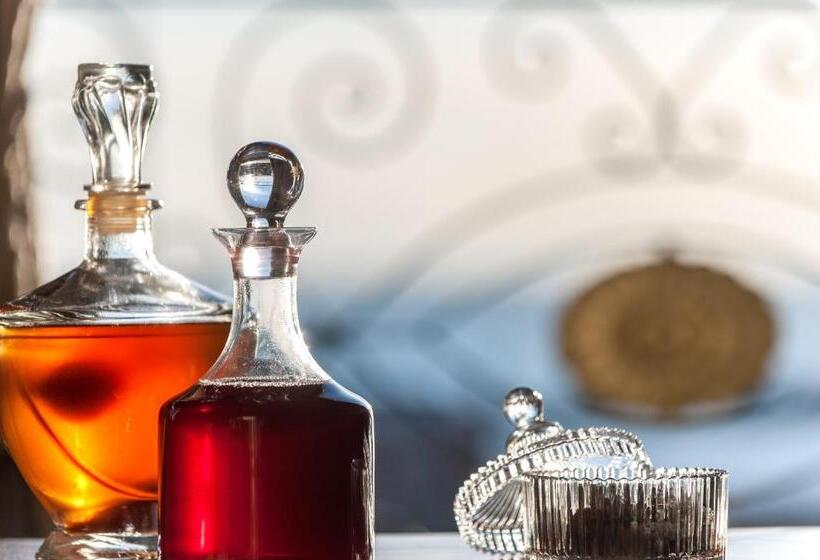 سوییت جونیور, Mediterranean Palace