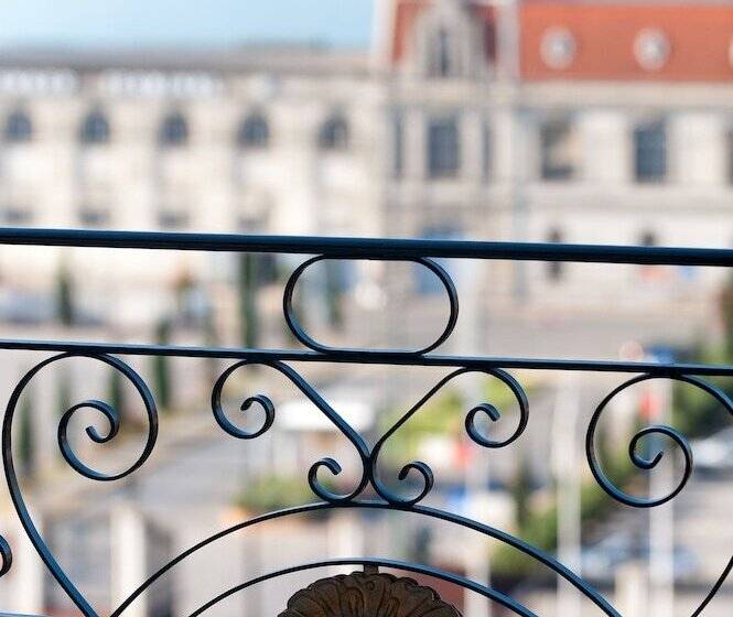 غرفة بريميوم مطلّة علي البحر, Mediterranean Palace