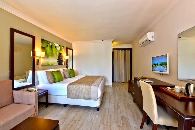 سوییت جونیور, Mediterranean Palace