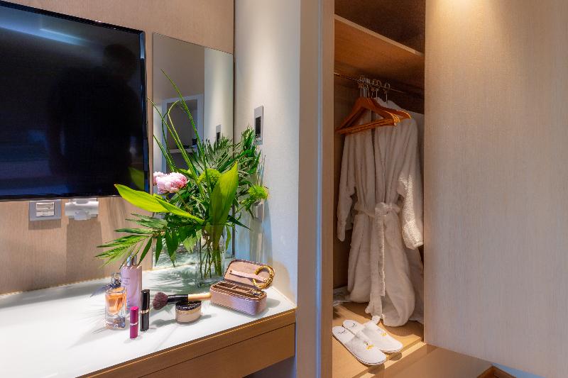 جناح جونيور, Domotel Olympia