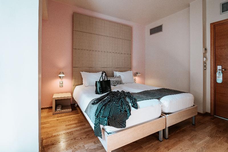 غرفة قياسية ثلاثية, Domotel Olympia