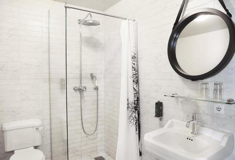 اتاق خانوادگی, Fosshotel Baron