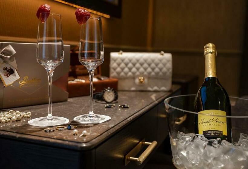 חדר דלוקס, Cassidys