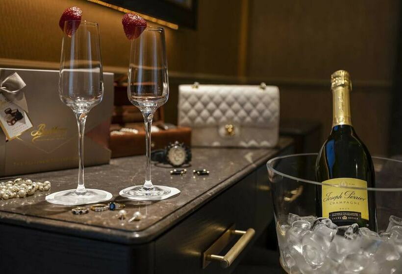 חדר דלוקס, Cassidys