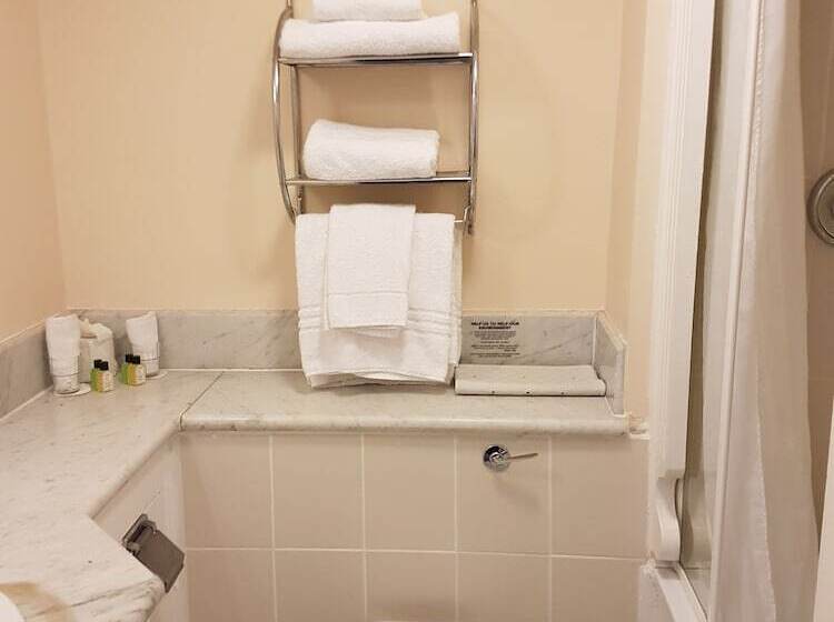 اتاق استاندارد سه نفره, The Mercantile