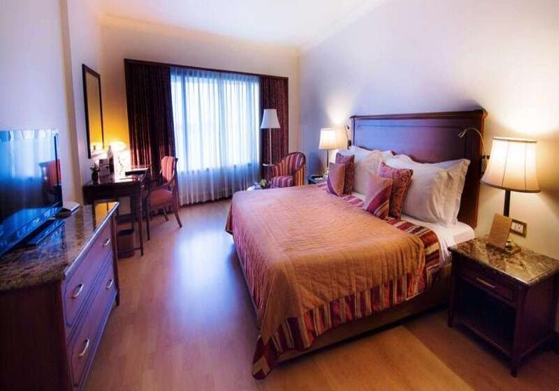 اتاق کلاب, The Orchid Hotel Mumbai Vile Parle