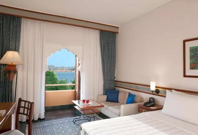 Camera Deluxe Vista Lago, Trident Jaipur