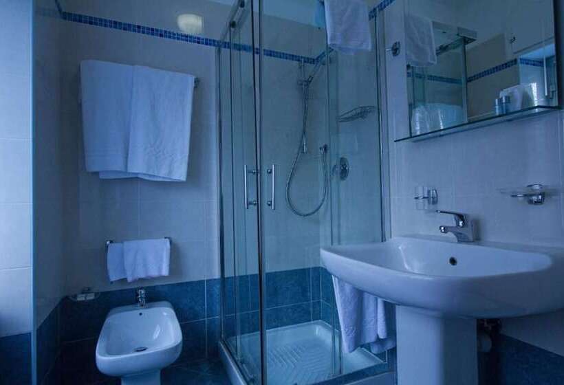 اتاق استاندارد سه نفره, Adriano