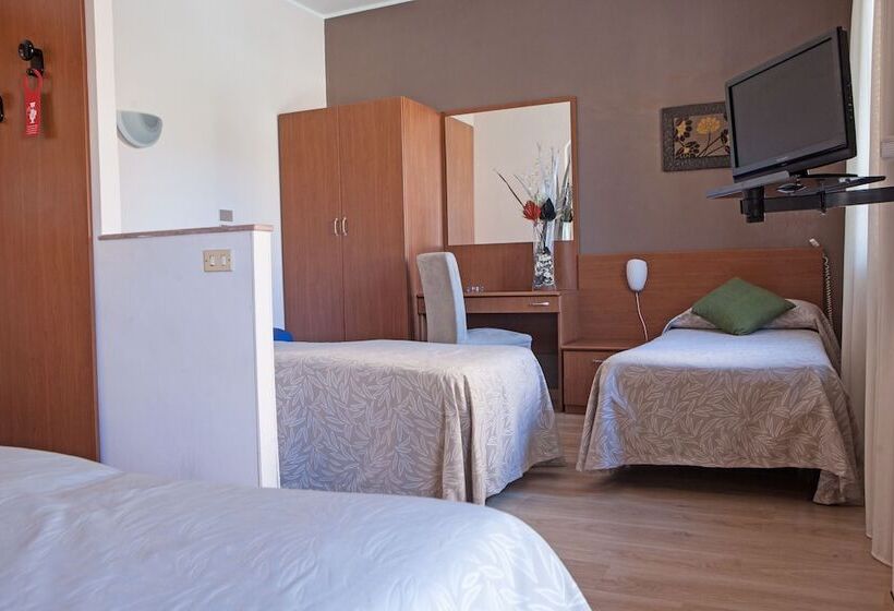 اتاق استاندارد سه نفره, Adriano