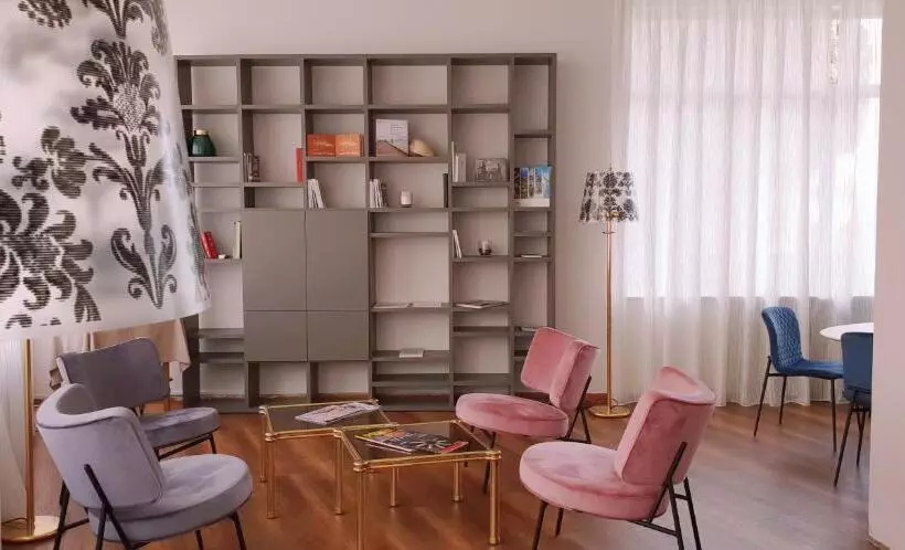 Classic Kolmen Hengen Huone, Augustus