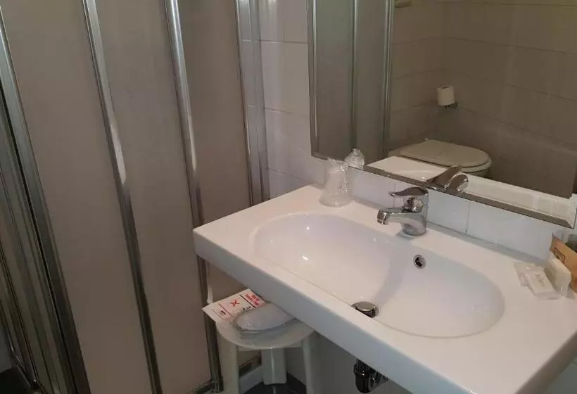 Classic Kolmen Hengen Huone, Augustus
