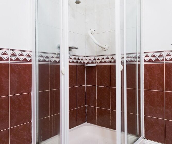 标准三人间, Riverhouse