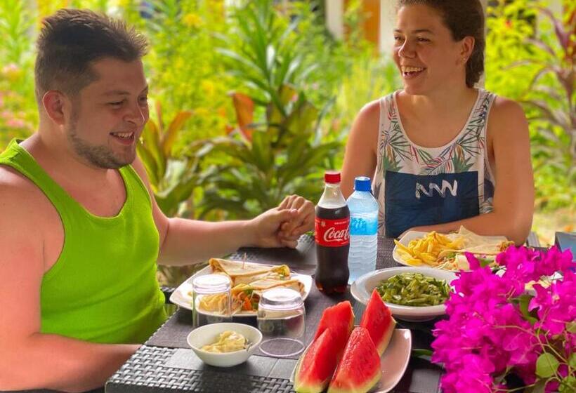 اتاق لوکس, Thoddoo Beach Holiday Inn