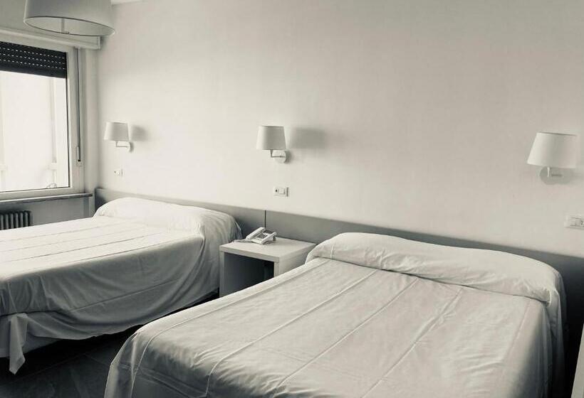 اتاق استاندارد چهار تخته, Ghironi