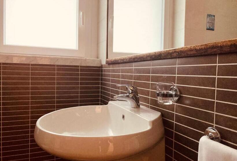 اتاق خانوادگی, Ghironi