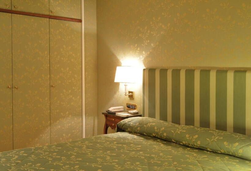 اتاق کلاسیک با چشم‌انداز دریا, Grand Hotel Vesuvio