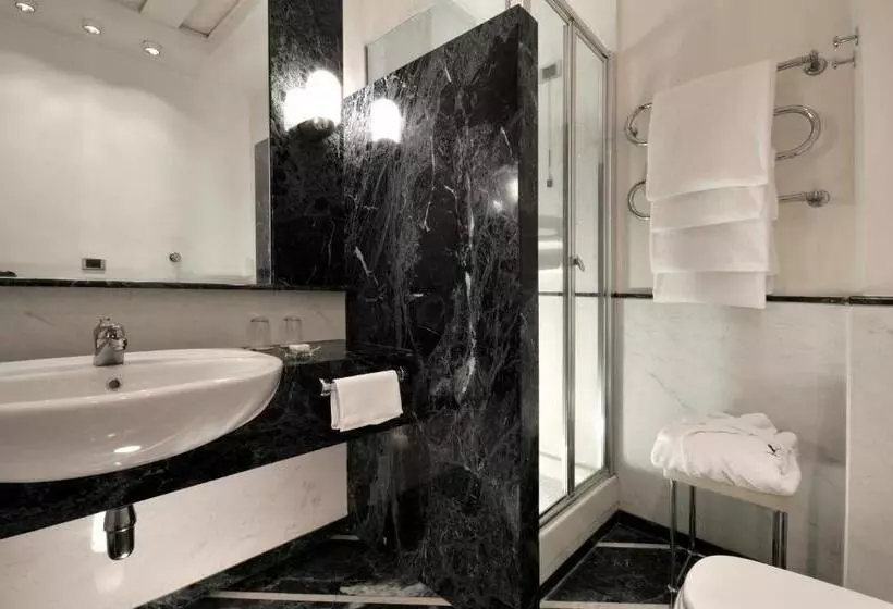 اتاق کلاسیک با چشم‌انداز دریا, Grand Hotel Vesuvio