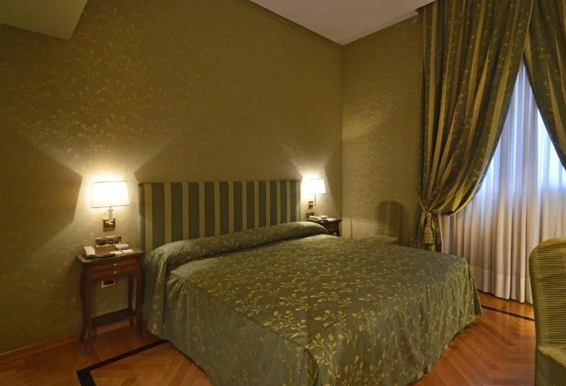 اتاق کلاسیک با تخت دونفره, Grand Hotel Vesuvio