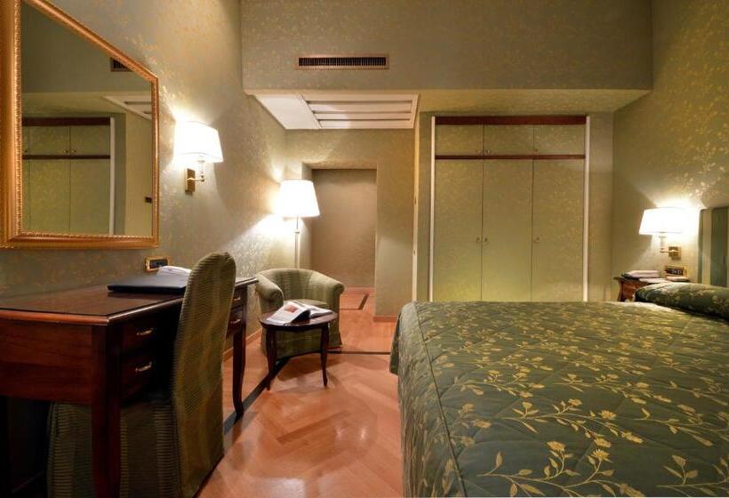 اتاق کلاسیک با تخت دونفره, Grand Hotel Vesuvio