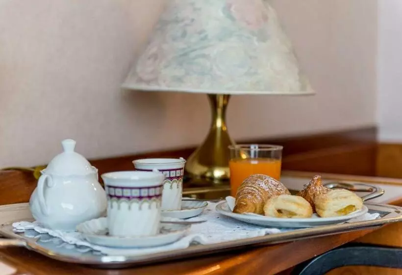 スタンダードトリプルルーム, Krystal