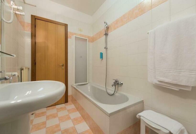 スタンダードトリプルルーム, Krystal