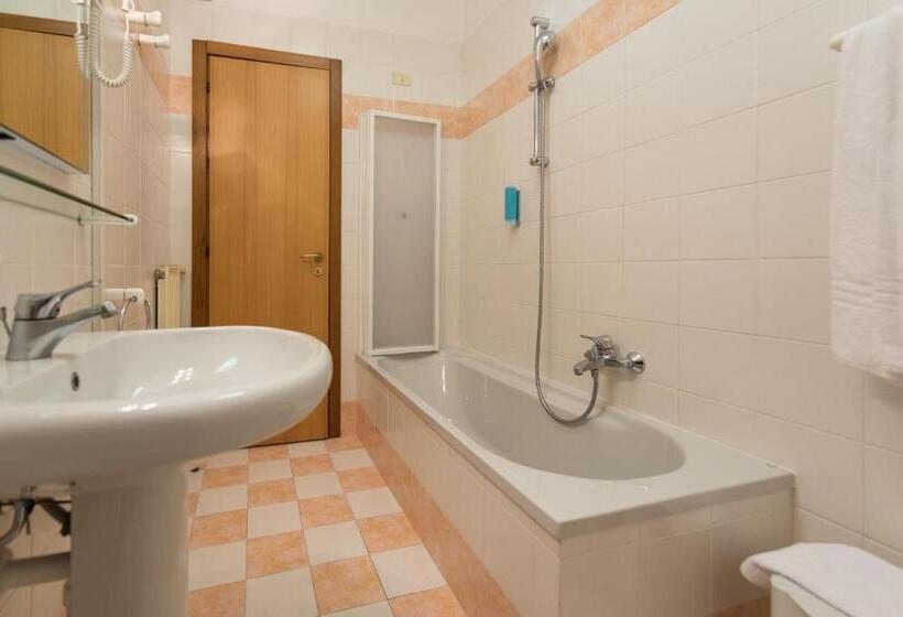 スタンダード４人部屋, Krystal