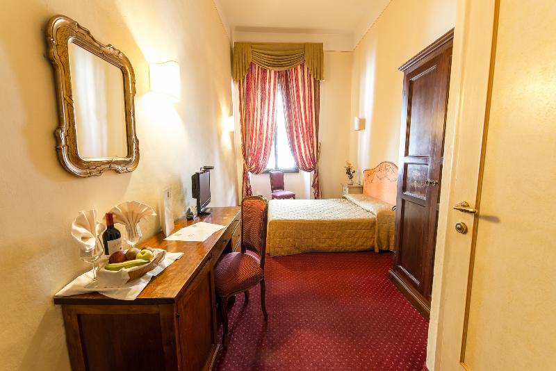 اتاق عادی, Paris