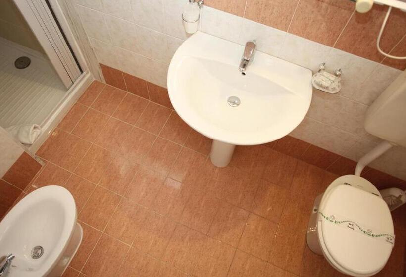 标准三人间, Albergo Russo