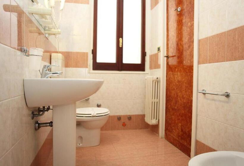 标准三人间, Albergo Russo