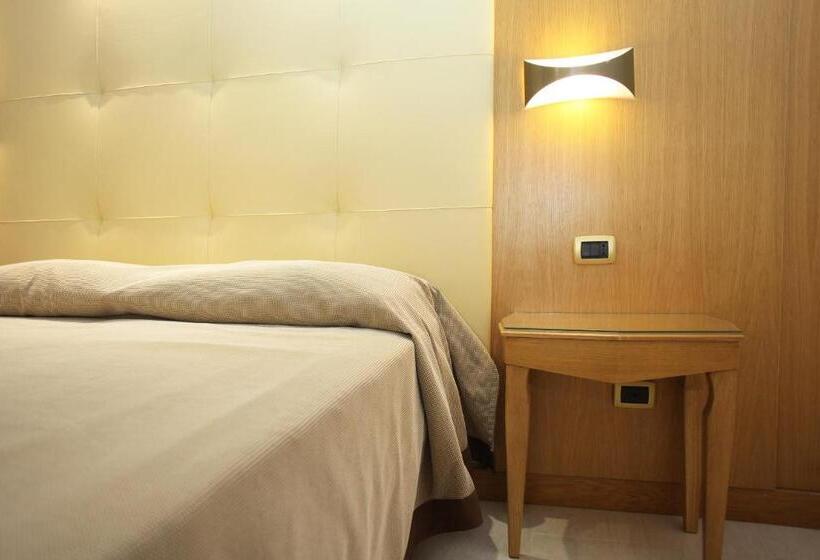 标准三人间, Albergo Russo