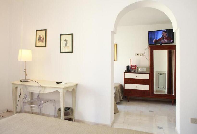 带阳台标准四人间, Albergo Russo