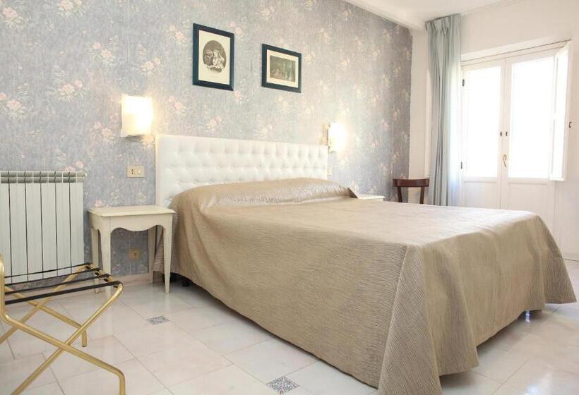 带阳台标准四人间, Albergo Russo