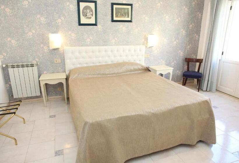 带阳台标准四人间, Albergo Russo