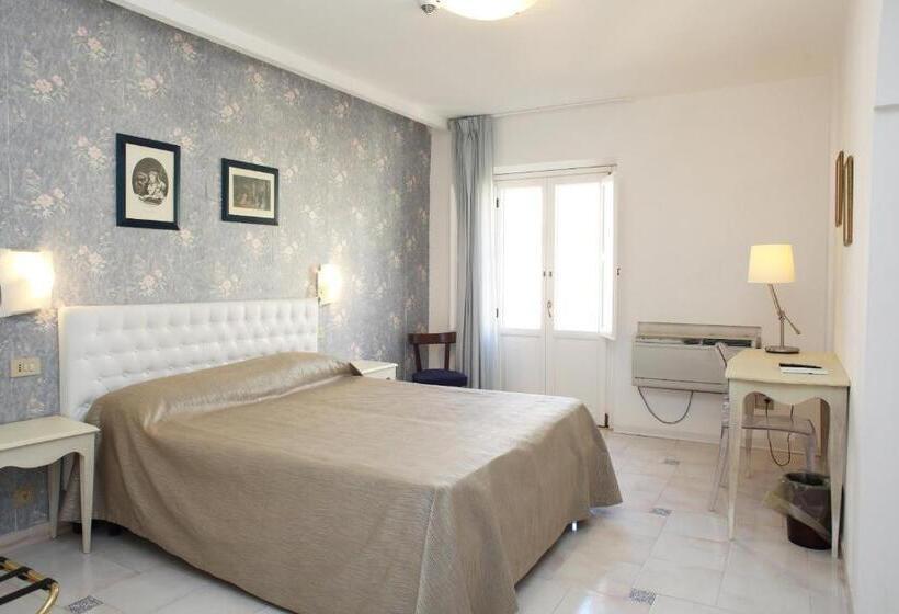 带阳台标准四人间, Albergo Russo