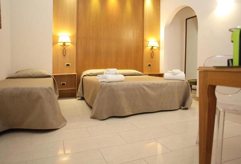 标准三人间, Albergo Russo