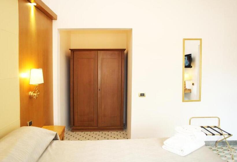 标准三人间, Albergo Russo