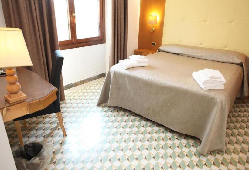 标准三人间, Albergo Russo