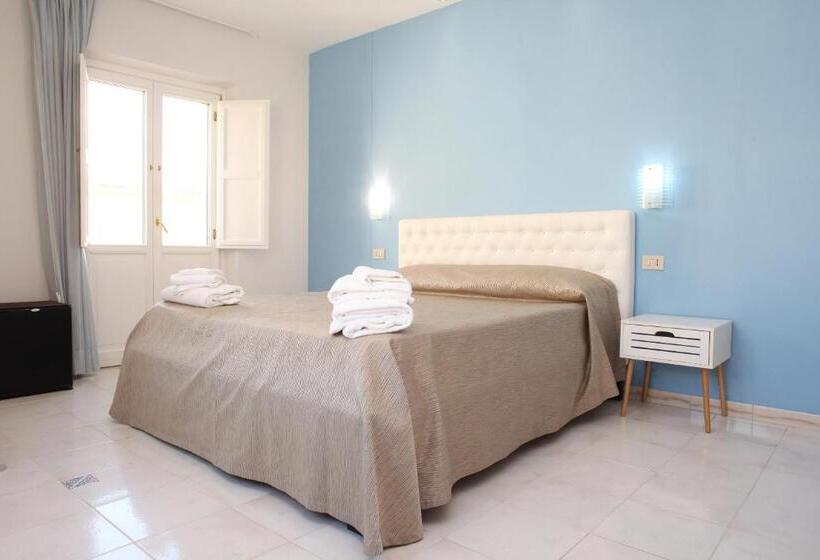 带阳台标准四人间, Albergo Russo