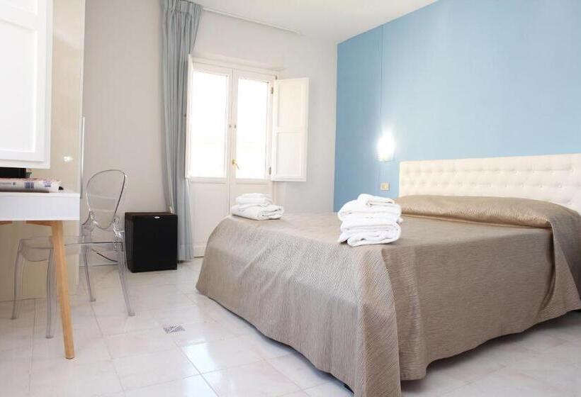 带阳台标准四人间, Albergo Russo