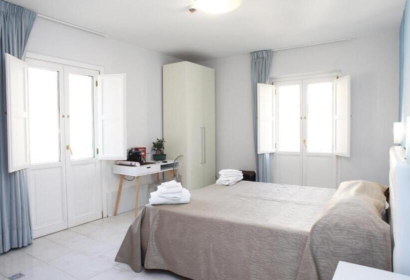 带阳台标准四人间, Albergo Russo