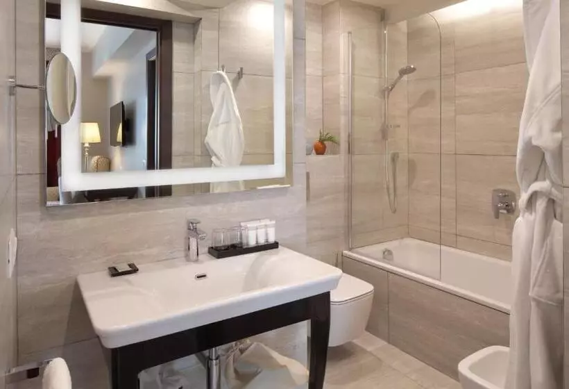 اتاق لوکس سه تخته, Starhotels Michelangelo Rome