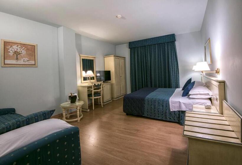 غرفة قياسية ثلاثية, Marchi Hotel