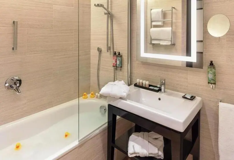 آپارتمان یک خوابه با دری مشترک که هال را جدا می کند., Starhotels Michelangelo Rome