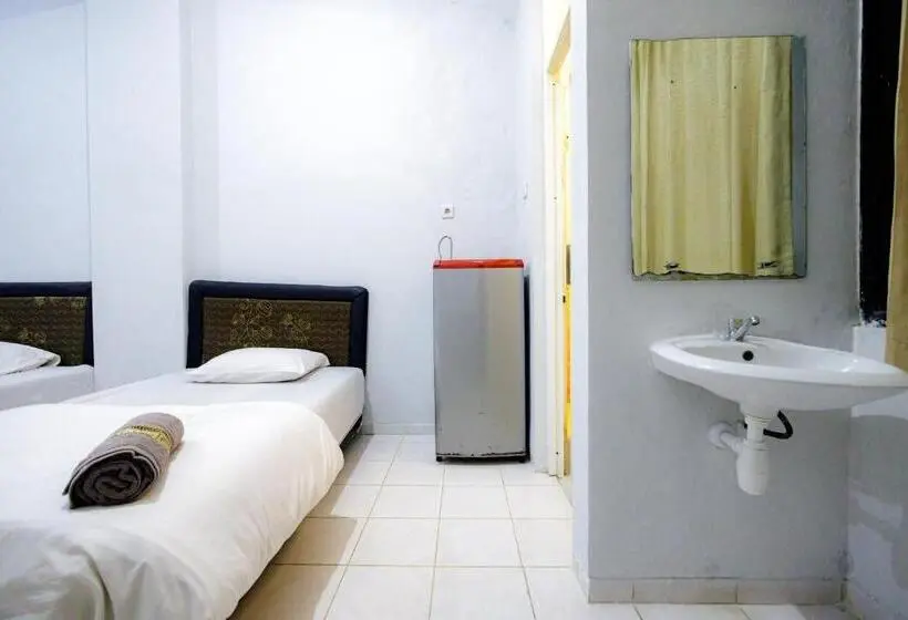 スタンダードトリプルルーム, Marcello Residence Siwalankerto Near Petra University Surabaya Mitra Reddoorz