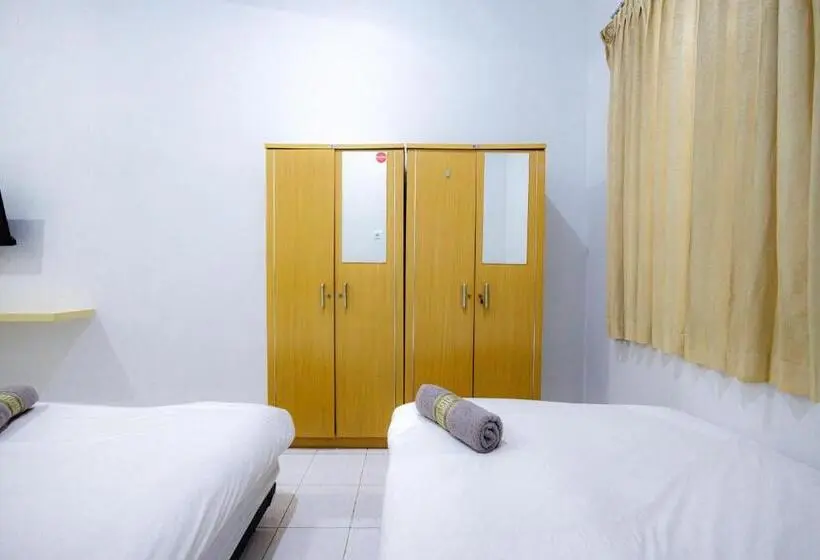 スタンダードトリプルルーム, Marcello Residence Siwalankerto Near Petra University Surabaya Mitra Reddoorz