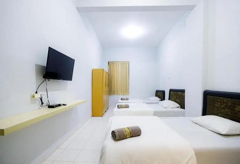 スタンダードトリプルルーム, Marcello Residence Siwalankerto Near Petra University Surabaya Mitra Reddoorz
