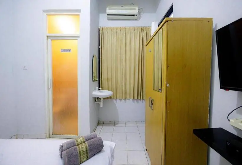 スタンダードトリプルルーム, Marcello Residence Siwalankerto Near Petra University Surabaya Mitra Reddoorz
