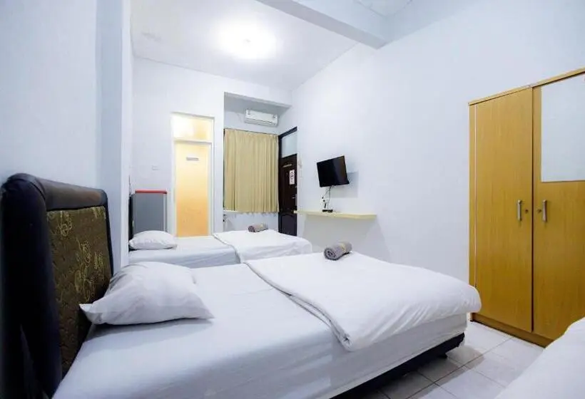 スタンダードトリプルルーム, Marcello Residence Siwalankerto Near Petra University Surabaya Mitra Reddoorz
