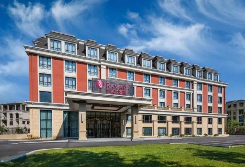 キングサイズベッドのデラックスルーム, Ramada By Wyndham Zhenjiang City Center